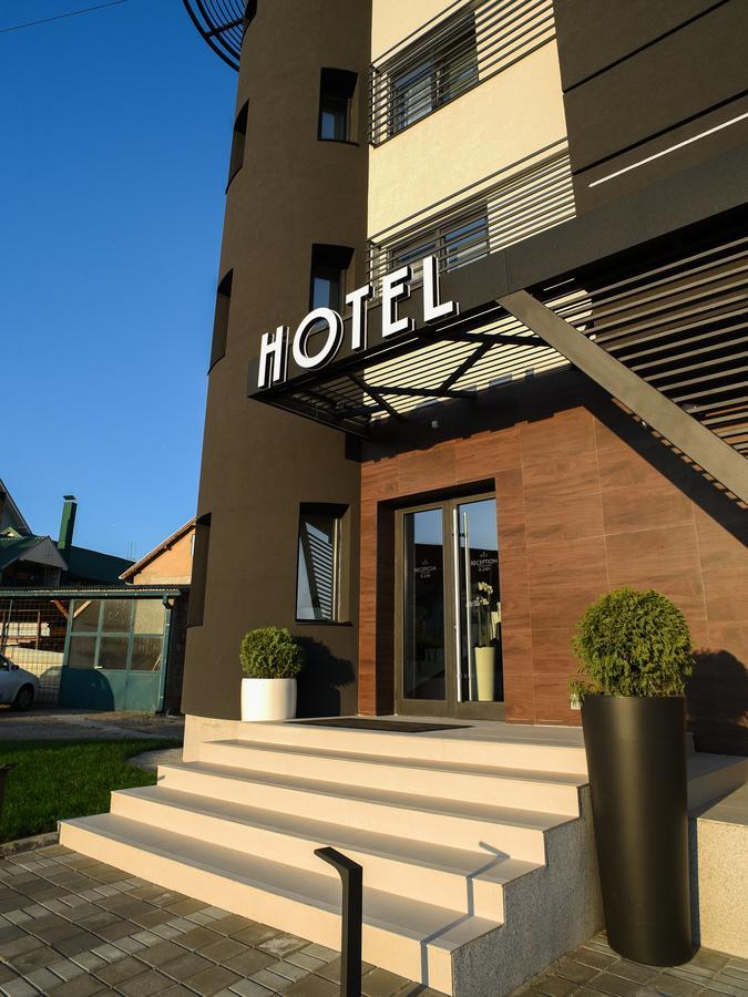 Hotel Ideo Lux Ni Buitenkant foto