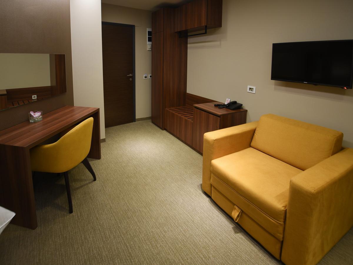 Hotel Ideo Lux Ni Buitenkant foto